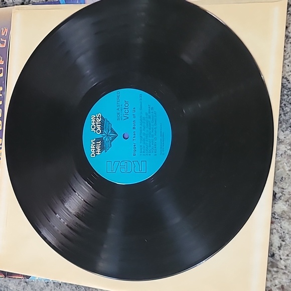 1976 Hall & Oates Vintage Vinyl Bigger Than Both of Us, Poster Included - Picture 13 of 16